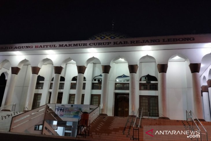 Warga Rejang Lebong Bengkulu laksanakan takbiran di masjid