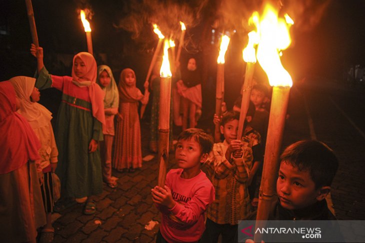 Pawai obor sambut Idul Fitri 