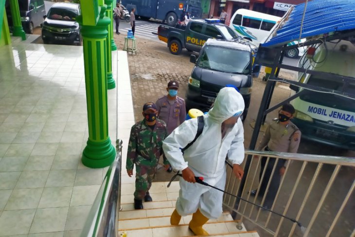 Cegah penyebaran COVID-19 saat Lebaran, Polres Tapteng lakukan penyemprotan