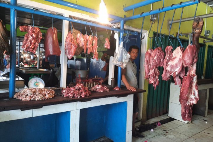 Pedagang daging di Jambi dua kali potong sapi penuhi permintaan warga