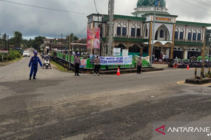 Polres Bangka Barat kawal penerapan prokes shalat Idul Fitri
