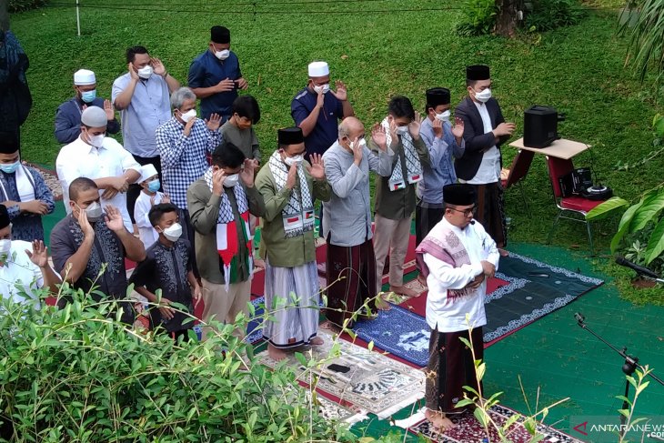 Governor Anies wears Batik sash to demonstrate sympathy for Palestine