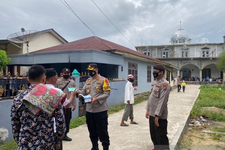 Kapolres Tapteng bagikan masker kepada jamaah sekaligus pengamanan sholat Idul Fitri