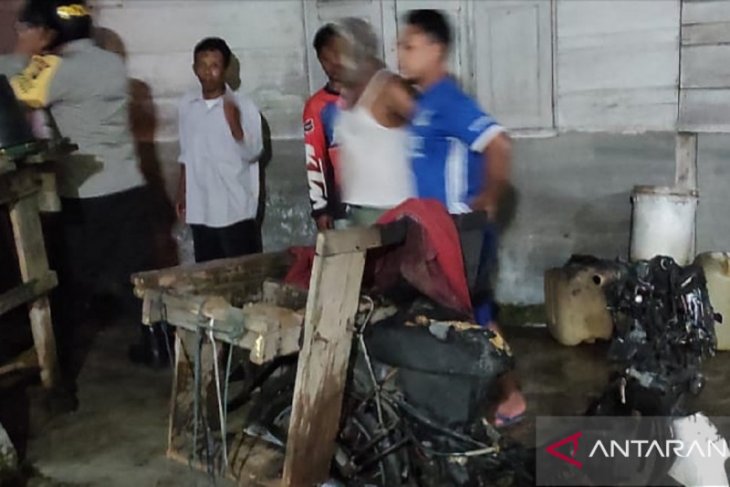 Motor warga terbakar akibat kembang api