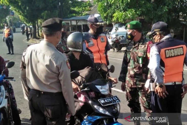 Tim Yustisi Denpasar bina 10 pelanggar prokes