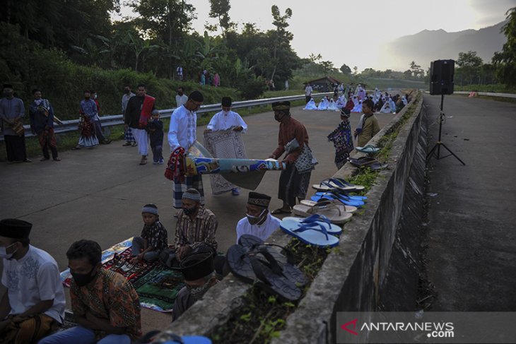 Shalat Idul Fitri di jalan tol Cisumdawu 