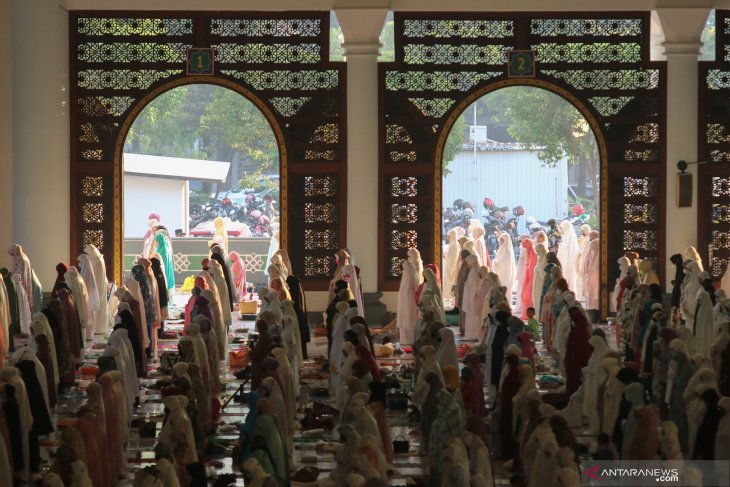 Shalat Id di Masjid Al Akbar