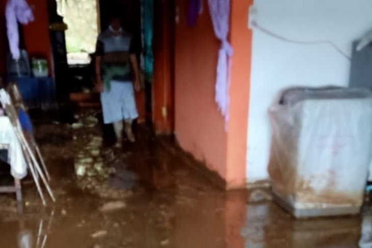 Enam rumah rusak akibat banjir Parapat, lalu lintas normal