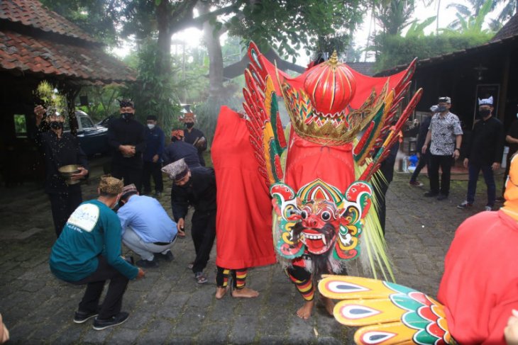 Tradisi Barong Ider Bumi Banyuwangi digelar dengan tetap menerapkan prokes COVID-19