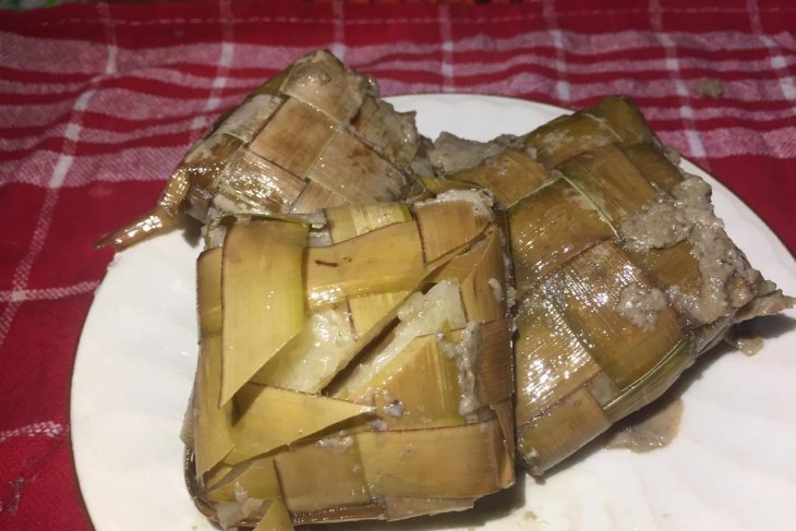 Ketupat santan jadi menu wajib lebaran di Kubu Raya