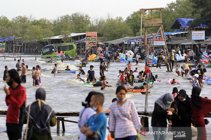 Wisata pantai Karangsong ramai pengunjung