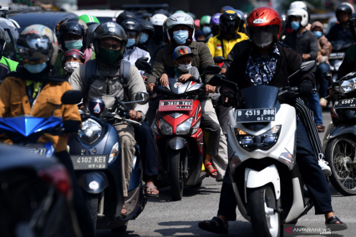Jalan Raya Kalimalang macet pada hari ketiga PPKM Darurat