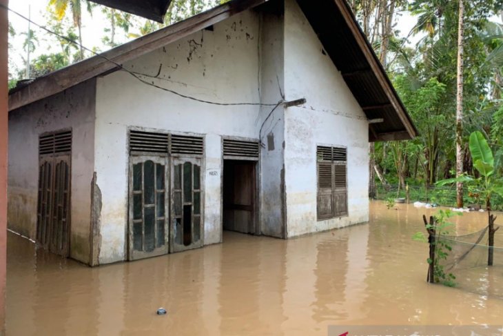 Downpour-triggered flooding submerges 14 villages in West Aceh