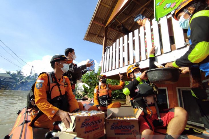 Joint SAR team distributes food to Satui flood area