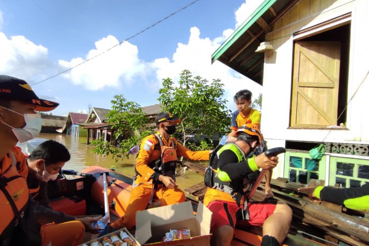 SAR aid packages keep pouring in for Satui's flood victims