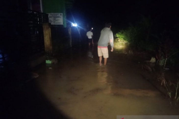 Banjir luapan Sungai Selagan putuskan jalan provinsi di Mukomuko