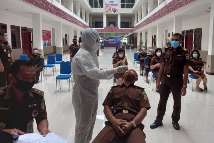 Pegawai Kejati Sumut tes cepat antigen pada hari pertama masuk kerja