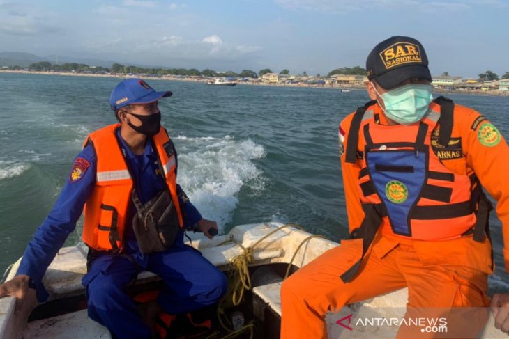 Berenang tanpa pelampung, dua wisatawan terseret ombak saat berwisata di pantai Garut selatan