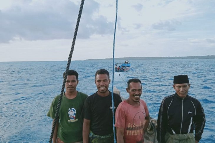 Empat warga Tual ditemukan terombang-ambing di laut, perahu patah kemudi