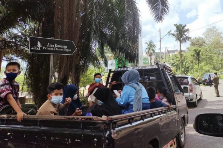 Wisatawan batal piknik di Danau Sipin