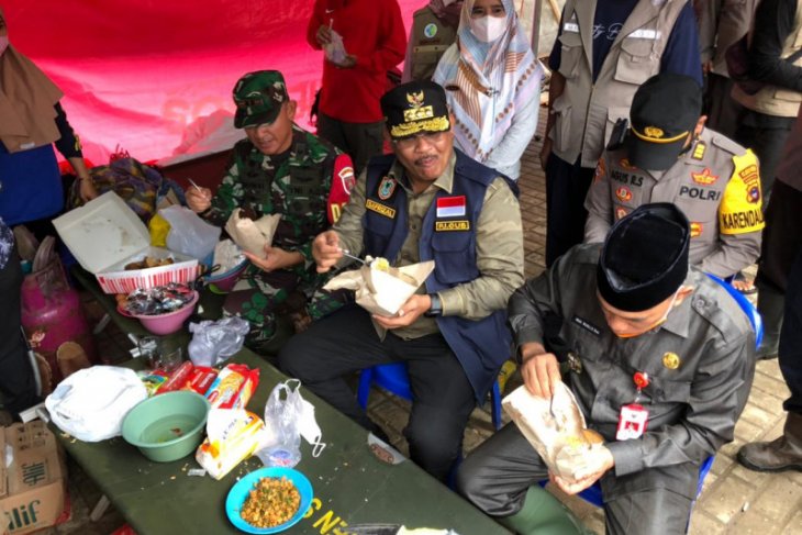 Pj Gubernur Kalsel semangati korban banjir di Satui