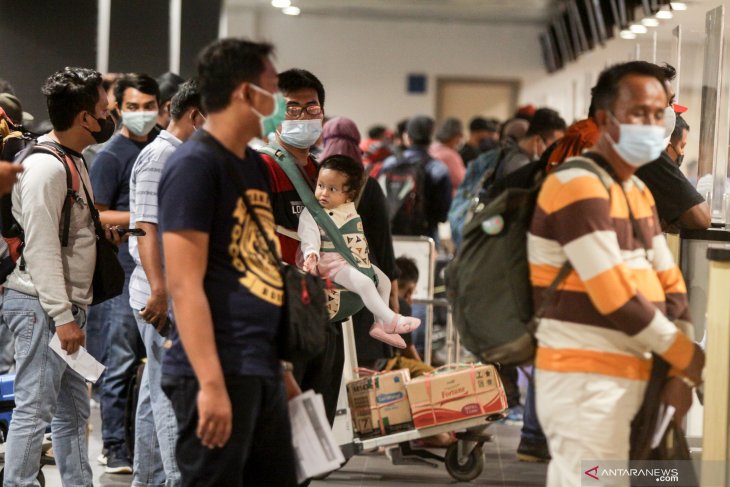 Penumpang di Bandara Juanda Meningkat