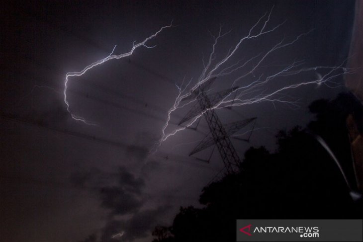 Tiga kota ini bakal hujan disertai petir
