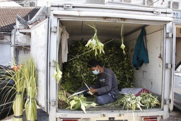 Pedagang selongsong ketupat