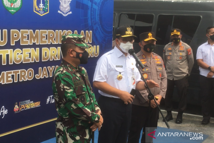 Anies lakukan inspeksi ke Pos Test cepat Antigen arus balik di Bekasi