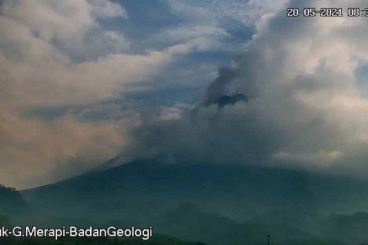 Mount Merapi erupts with hot clouds dispersing over 1.8 kilometers
