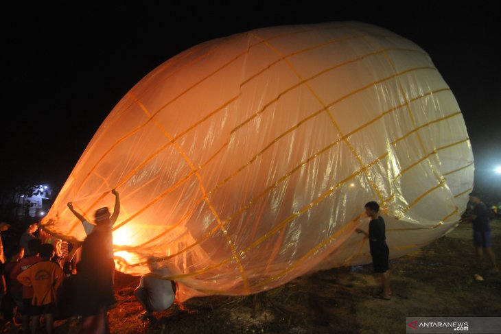 Tradisi Menerbangkan Balon Asap