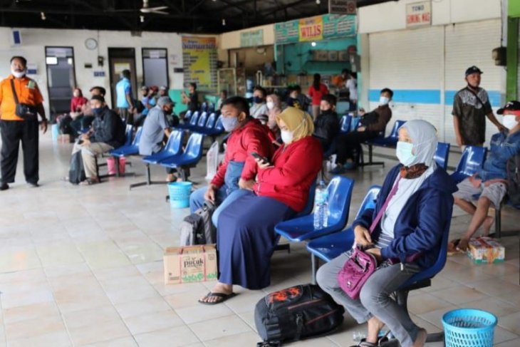 Sejumlah bus di Terminal Purbaya Kota Madiun kembali beroperasi di masa pengetatan