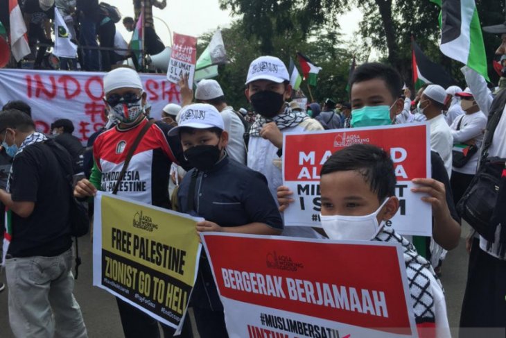 Anak-anak ikut aksi bela Palestina di depan Kedubes AS di Jakarta