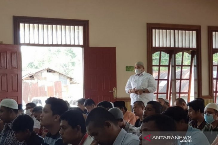 Bupati Tapsel ajak jamaah masjid doakan COVID-19 cepat berlalu