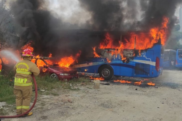 Bus dan dua sedan ludes terbakar