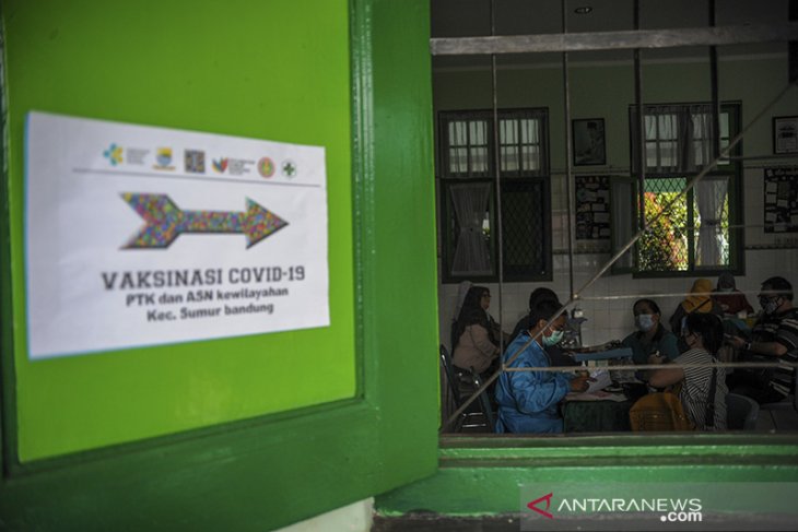 Percepatan vaksinasi bagi guru di Bandung 