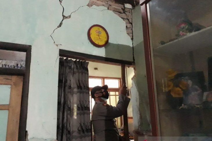 Warga korban gempa bumi di Blitar belum terima bantuan