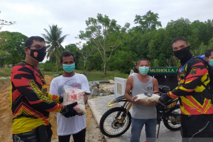 Polres Bangka Barat salurkan bantuan sembako ke warga Tanjung Laut