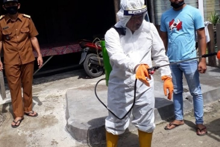 Ratusan desa - kelurahan di Tapsel serempak lalukan penyemprotan disinfektan