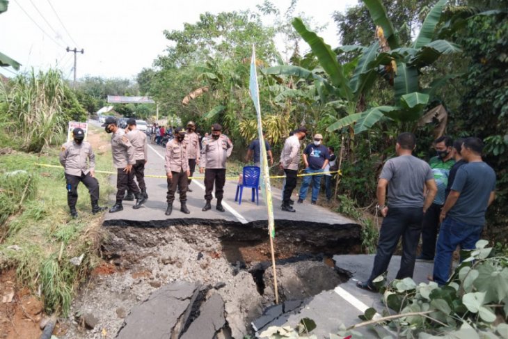 Jalan penghubung OKU-OI Sumsel putus akibat longsor
