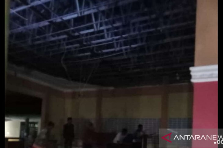 Plafon aula Desa Sarimulyo di Jember jebol akibat gempa Blitar