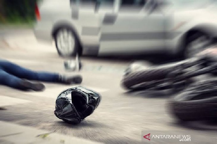 Pengendara sepeda motor tewas tertimpa truk