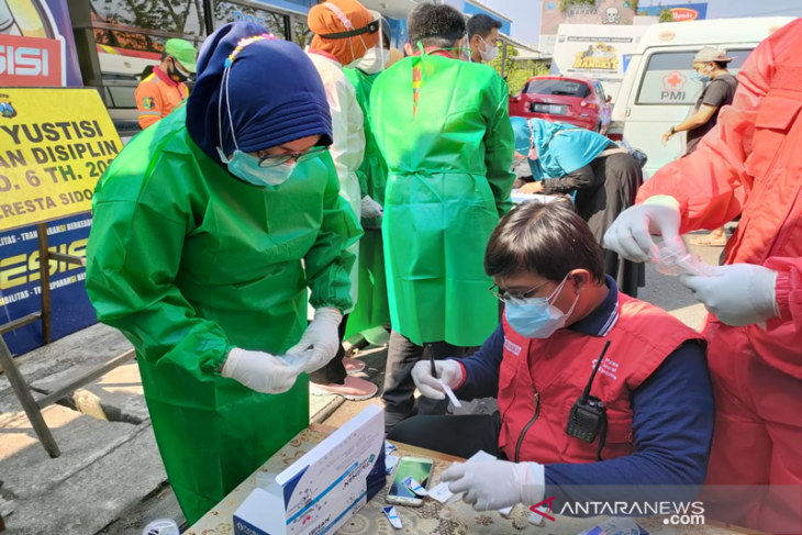 PMI Sidoarjo lakukan rapid antigen putus rantai penyebaran COVID-19