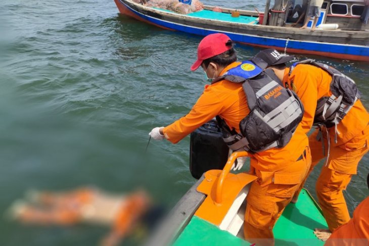 Ditpolairud Jambi serahkan berkas Kapten Kapal Wicly yang tenggelam di perairan Tanjabtim