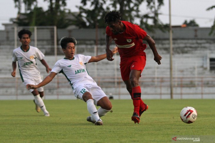 Tim Sepak Bola PON Jawa Timur Lawan Persipura