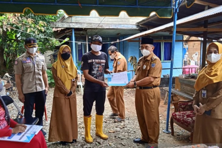 Bupati HSS serahkan bantuan untuk korban kebakaran di Telaga Bidadari