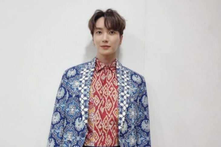 Penyanyi Korea Yesung dan Leetuk Suju pamer batik rancangan Ridwan Kamil