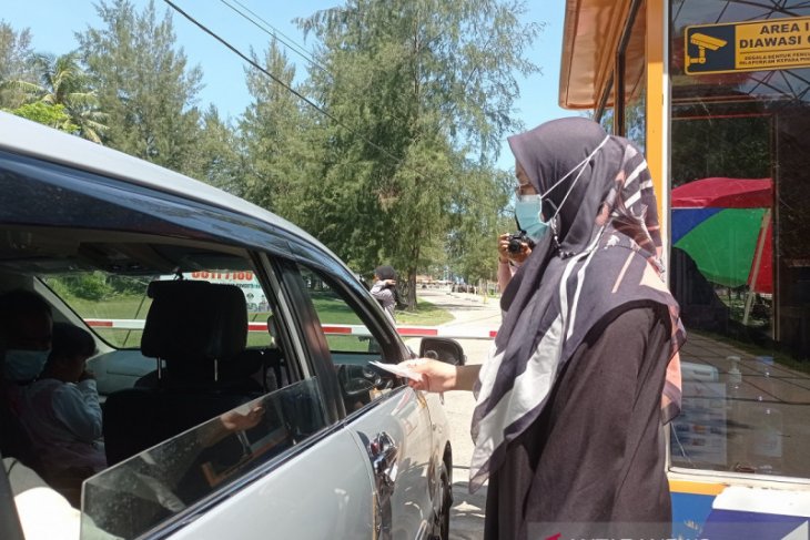Pengunjung Pantai Air Manis Padang kembali ramai