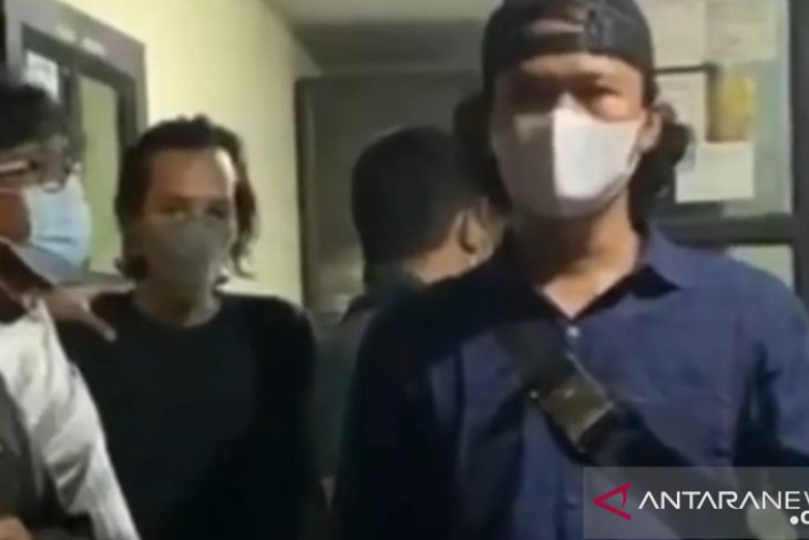 Polisi tangkap pengunggah video Al Quran dibakar