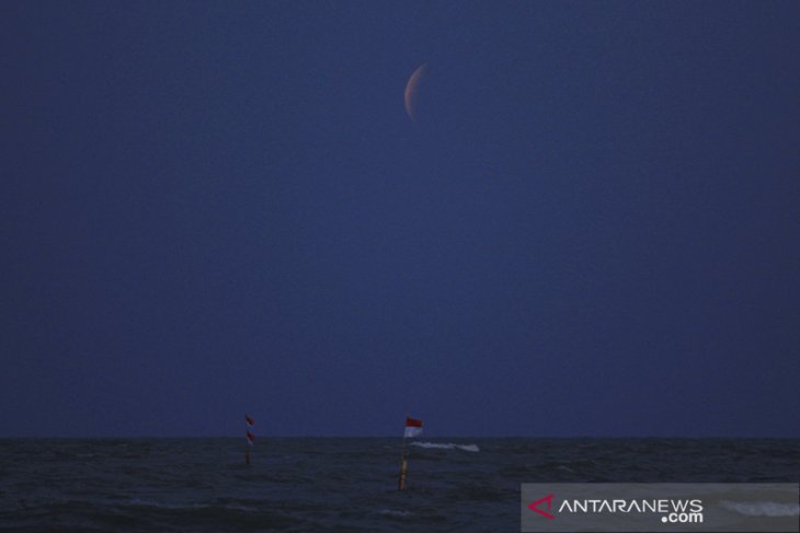 Gerhana bulan total di Indramayu 